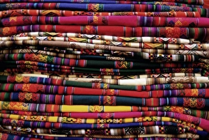 Verwandte Bilder Drucke: Zusammenfassung eines Haufens farbiger Ponchos