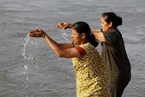 Bilder Datiert 5. Mai 2010: Häutende Pilger im Ganges bei Rishikesh in Uttarakhand Indien Asien