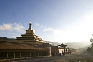 Bilder Datiert 10. Januar 2000: Wanderer am Morgen vor dem Xi'an-Mönchsberg in der Stadt Xi'an im Bezirk Gansu in der Provinz Xinjiang (China)