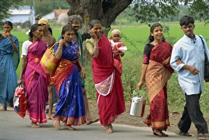 Asian Travel Destinations Drucke: Pilgrims on road to temple