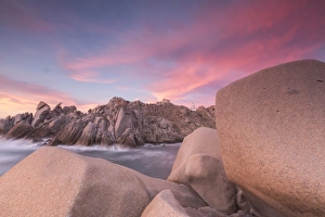 Sardinia Landscape Photography Drucke: Pink sky at sunset frames the lighthouse on cliffs, Capo Testa, Santa Teresa di Gallura