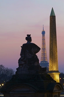 Eiffel Tower Silhouette Drucke: Place de la Concorde and Eiffel Tower in the evening, Paris, France, Europe