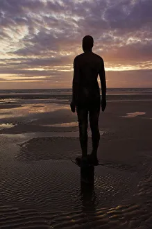 Merseyside Drucke: Ein weiterer Ort - Skulpturen von Künstler Antony Gormley am Strand in Crosby, Merseyside