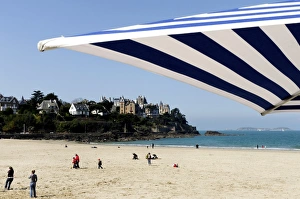 Sunny Day At The Shore Drucke: Plage de l Ecluse (Ecluse Beach) and typical villas, Dinard, Brittany, France, Europe