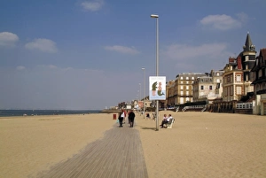 Normandy Coastal Scenery Drucke: The Planche, broadwalk and beach, corniche, Trouville, Calvados, Cote Fleurie