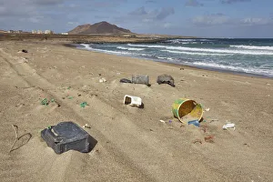 Kunststoffverschmutzung auf der Strandpromenade in Baia Parda an der Ostküste von Sal Inseln im Atlantik Afrika