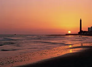 Strand von Maspalomas und Leuchtturm am Sonnenuntergang auf der Insel Gran Canaria in den Kanarischen Inseln