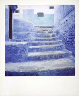 North Africa Street Scene Drucke: Polaroid of traditional bluewashed steps