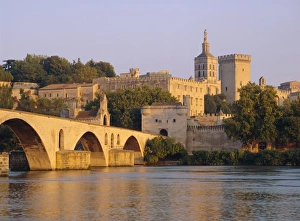 Brücke Pont Saint-Bénézet und Palast des Paps in Avignon im Département Vaucluse der Region Auvergne-Rhône-Alpes Frankreichs Südfrankreich Europäische Union