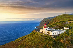 Lighthouse At Sunset Drucke: Ponta do Pargo lighthouse at sunset, Calheta, Madeira, Portugal, Atlantic, Europe
