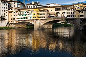 Tuscany Travel Destination Drucke: Ponte Vecchio reflected in the Arno River, Florence, UNESCO World Heritage Site, Tuscany