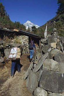 Trekking In Nepal Asia Drucke: Porter and trekker