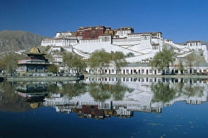Reflection Photography Drucke: The Potala Palace and reflection, Lhasa, Tibet, China, Asia