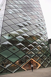 Bilder Datiert 9. Oktober 2009: Das Prada-Gebäude wurde von den Architekten Herzog de Meuron entworfen und befindet sich im luxuriösen Einkaufsviertel