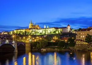 Drucke von Prager Schloss (Pražský hrad), Weltkulturerbe der UNESCO am Fluss Vltava abends im Stare Město (Altstadt) von Prag in Tschechien und Europa Tschechische Republik Drucke: Prager Schloss (Pražský hrad), Weltkulturerbe der UNESCO