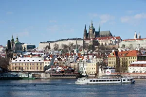 Drucke von Das Prager Schloss mit der St.-Vitus-Kathedrale und dem Blick auf die Straße Malostranská von Karlsbrücke Tschechische Republik Drucke: Das Prager Schloss, die Kathedrale von Sankt Viti und Blick auf den Stadtteil Mala Strana vom Karlsbrückchen