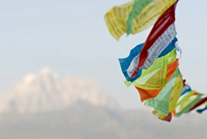 Snowy Mountain Range Asia Drucke: Prayer flags blowing in wind, Snow mountain, Tagong, Sichuan, China, Asia