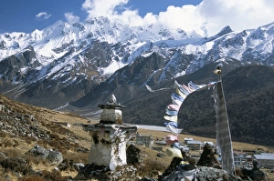 Prayer Flags In Himalayas Drucke: Prayer flags on Kyanjin Gompa