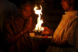 Mönch und Anhänger einer Aarti in Haridwar im indischen Bundesstaat Uttarakhand