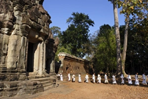 Drucke von Eine Prozession buddhistischer Nonnen geht durch die Tempel von Angkor Weltkulturerbe Kambodschan Südostasien Asien Verwandte Bilder Drucke: Eine Prozession buddhistischer Nonnen geht durch die Tempel von Angkor