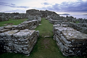 Iron Age Architecture UK Drucke: Processional path leading to the broch