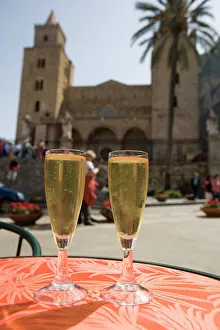 European Wine Destinations Drucke: Prosecco wine on cafe table