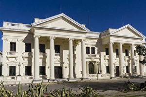 Caribbean Architecture Drucke: Provincial Palace, main square, Santa Clara, Cuba, West Indies, Caribbean, Central America