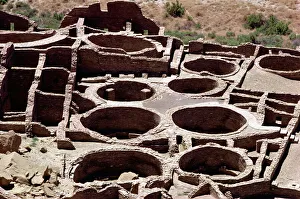 Drucke von Pueblo-Bonito im Chaco-Canyon-National-Monument in Neu-Mexiko in den Vereinigten Staaten von Amerika und Nordamerika Pueblo-Architektur Drucke: Pueblo Bonito
