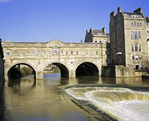 Avon River England Drucke: Pulteney Bridge and weir on the River Avon, Bath, Avon, England, UK