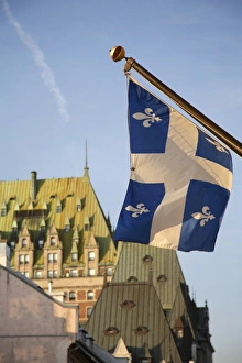 Colorful Building Exterior Images Drucke: Quebec flag in foreground in front of rooftops of Chateau Frontenac, Quebec City