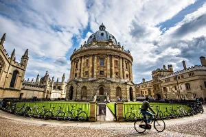 Oxford Drucke: Das Radcliffe Camera mit Fahrradzügler in Oxford im englischen Oxon (Oxfordshire)