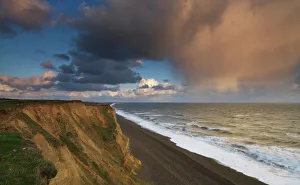 Ein Regenwetterfront nähert sich den Klippen bei Weybourne in Norfolk, England