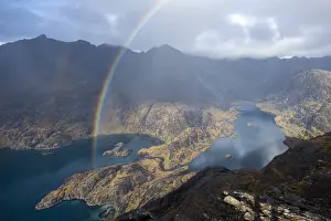 Ein Regenbogen über den Loch Coruisk und die Hauptkuhllin-Bergkette aus der Spitze von Sgurr