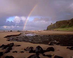 Nordirland Drucke: Regenbogen über den Folly des Mussenden Tempels und die Strandpromenade von Downhill