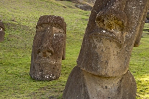 Easter Island Tourist Attractions Drucke: Rano Raraku Archaeological Complex, Rapa Nui (Easter Island), UNESCO World Heritage Site