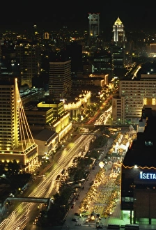 Contemporary Cityscape Images Drucke: Ratcha Dami Road at night