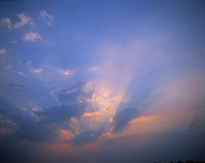Natural World Landscapes Drucke: Rays of light bursting through clouds in a blue sky
