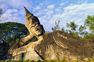 Southeast Asia Statues Drucke: Reclining Buddha statue