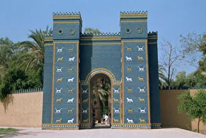 Drucke von Die Rekonstruktion der Ischtar-Tor-Eingang zum archäologischen Fundort in Babylon im Mesopotamien (heute Irak) im Nahen Osten Irak Drucke: Wiederaufbau der Ischtar-Tor-Brücke