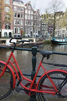 Drucke von Rotes Fahrrad am Herengrachtkanal in Amsterdam Niederlande Europa Niederlande Drucke: Roter Fahrrad am Herengrachtscheideck in Amsterdam Niederlande Europa