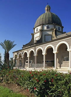 Religiös Drucke: Rot Hibiskus vor der Kirche auf dem Berg der Weisen über den See von Galiläa