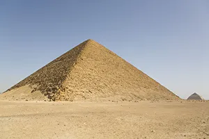 Roten Pyramide mit Bogenpyramide im Hintergrund, Weltkulturerbe der UNESCO bei Dahschur