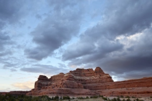 The Needles District Drucke: Red rock formation at sunset with clouds, The Needles District, Canyonlands National Park