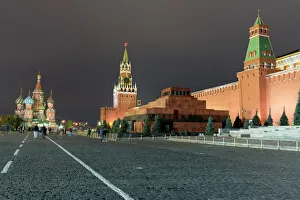 Drucke von Rotplatz mit Sankt Basiliskathedrale und Lenin-Tombus und Mauern des Kremls; Weltkulturerbe der UNESCO in Moskau im Russland in Europa Türme Und Stadtmauern Drucke: Rotplatz mit der Basilika von Sankt Basel, Lenin-Grab und Wände des Kremls (UNESCO)