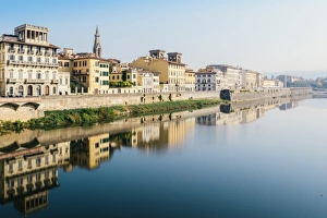 Spiegelung von Gebäuden am Fluss Arno in Florenz im Region Toskana Italien Europa