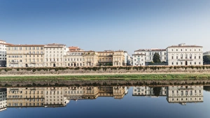 Spiegelung von Gebäuden am Fluss Arno in Florenz im Region Toskana Italien Europa