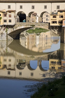 Ponte Vecchio Reflection Drucke: Reflection of the Ponte Vecchio in the Arno River, Florence, Tuscany, Italy, Europe