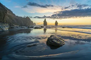 North Island Beaches NZ Drucke: Reflection of the Three Sisters with low tide, at sunset, Tongaporutu, New Plymouth