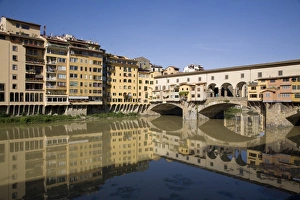 Spiegel im Arno-Fluss der Ponte Vecchio von Florenz in Toskana Italien Europa