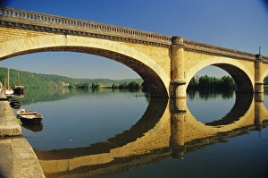 Aquitaine Region Drucke: Reflections of a bridge in the River Dordogne, Mauzac, Dordogne, Aquitaine